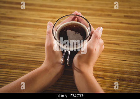 Womans mani tazza di caffè Foto Stock