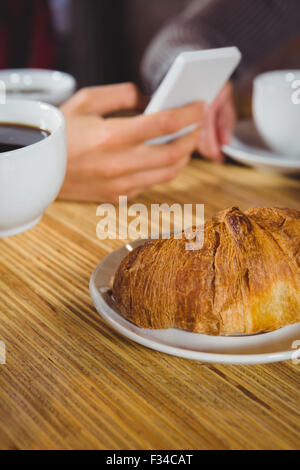 Vista ravvicinata di tazze di caffè e croissant Foto Stock