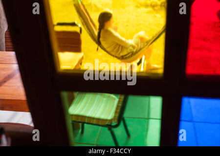 Una ragazza si rilassa in una amaca in zuz, Israele. Foto Stock
