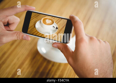 Un uomo di scattare una foto di un caffè Foto Stock