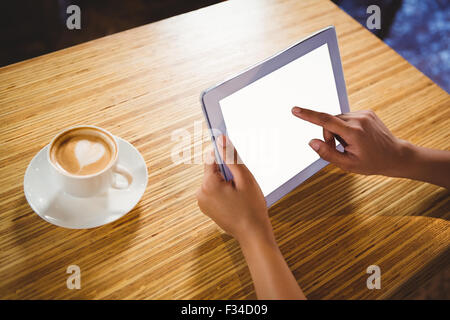 Una imprenditrice utilizzando un tablet e godersi un caffè Foto Stock