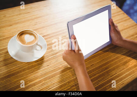 Una imprenditrice utilizzando un tablet e godersi un caffè Foto Stock