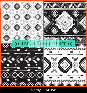 Set di 4 etnici modelli senza giunture. Tribali sfondo geometrico. Monocromatico illustrazione vettoriale . Illustrazione Vettoriale