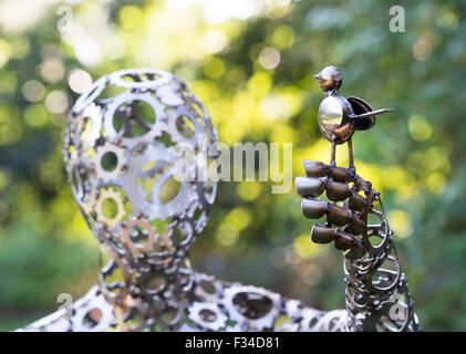 Bird sul lato 'Jacqueline' Scultura da Darren Greenhow ad RHS Wisley Gardens, Surrey, Inghilterra Foto Stock