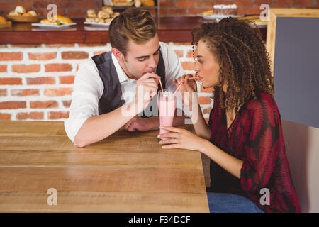 Carino coppia seduta in cafe Foto Stock