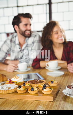 Due gli amici sorseggiando caffè insieme Foto Stock