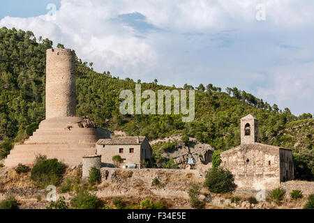 Sant Julia de Coaner chiesa e Coaner castello. Sant Mateu de Bages. Foto Stock