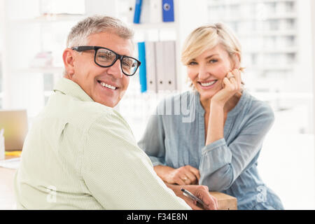 Sorridente team business guardando la telecamera Foto Stock