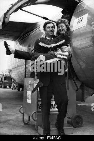 20 dicembre 1956 - La ''Fille du Con-dall'' Accueille le ''Roies Trappeurs'' - Tier Parker, Vedette De 'Davy Crockett, Roi des Trappeurs'' La Nouvelle produzione en Technicolor De Walt Disney Est arriva a Parigi Cet Apres-Midi. Il Participer En Compagnie d'Annnie Cordy, emissione di un ''36 Chandelles" De Jean Nohain Sa Dscente D'Avion, Fier Parker Souleve comune Plume La celebre Fantaisite hacille En ''Far-West'' Pour La Circonstance. (Credito Immagine: © Keystone Pictures USA/ZUMAPRESS.com) Foto Stock