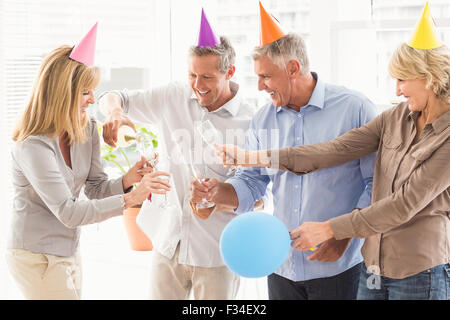 Business Casual facendo le persone compleanno toast Foto Stock