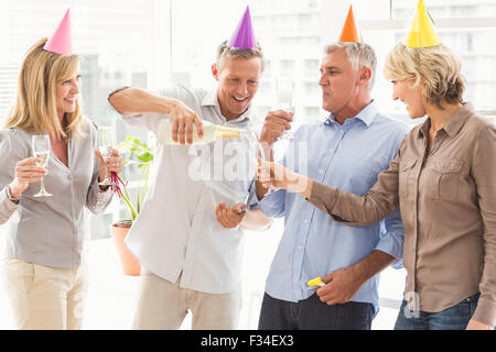 Business Casual facendo le persone compleanno toast Foto Stock