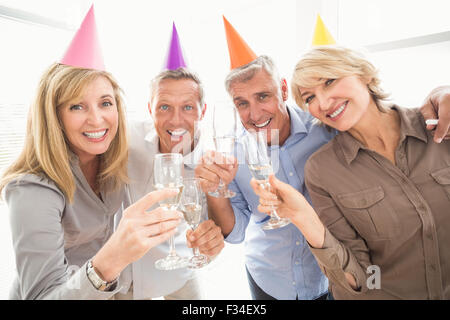 Business Casual facendo le persone compleanno toast Foto Stock