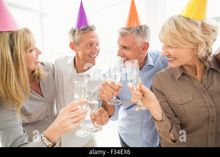 Business Casual facendo le persone compleanno toast Foto Stock