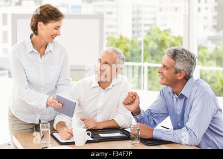 Sorridente la gente di affari un accordo Foto Stock