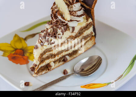 Il tiramisù torta e cucchiaio su un piattino Foto Stock