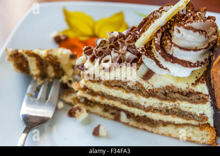 Il tiramisù torta e forcella su un piattino Foto Stock