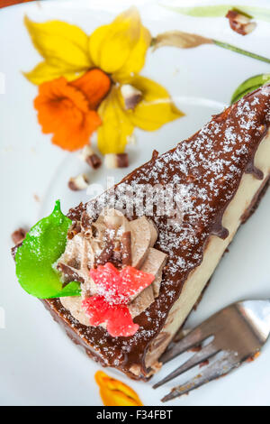 Torta al cioccolato Dessert e forcella su un piattino Foto Stock