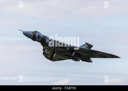 XH558 decolla da Doncaster Airport per una delle ultime volte in settembre 2015. Foto Stock