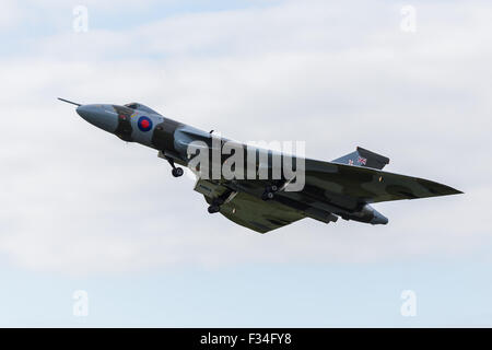 XH558 decolla da Doncaster Airport per una delle ultime volte in settembre 2015. Foto Stock