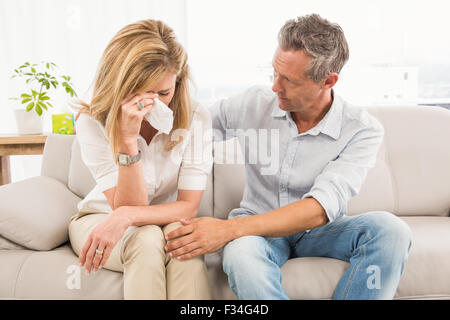 Interessato terapista consolante di pianto paziente femmina Foto Stock