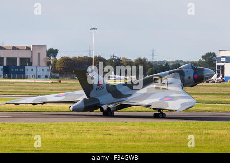 Avro Vulcan atterra a Doncaster Airport dopo uno dei suoi voli finale. Foto Stock