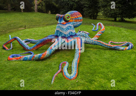 Marialuisa Tadei la coloratissima octopus scultura a Yorkshire Sculpture Park. Foto Stock