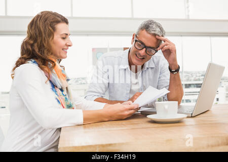 Due sorridente designer informale il brainstorming Foto Stock