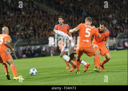 Lione, Francia. 29Sep, 2015. UEA Champions League stadi di gruppo. Lione rispetto a Valencia. Alexandre Lacazette (Lione) e Shkodran Mustafi (valenza) Credito: Azione Sport Plus/Alamy Live News Foto Stock