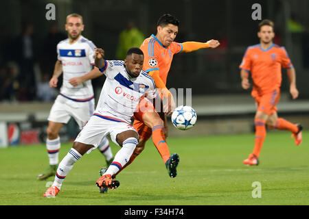 Lione, Francia. 29Sep, 2015. UEA Champions League stadi di gruppo. Lione rispetto a Valencia. Aldo Kalulu (Lione) e Enzo Perez (valenza) Credito: Azione Sport Plus/Alamy Live News Foto Stock