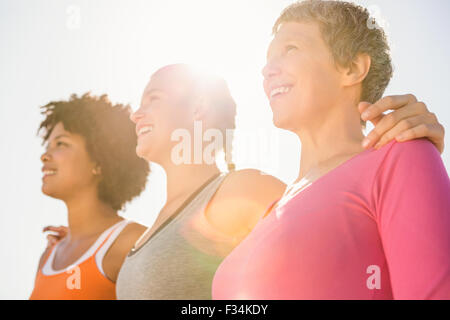 Sorridenti donne sportive guardando lontano Foto Stock