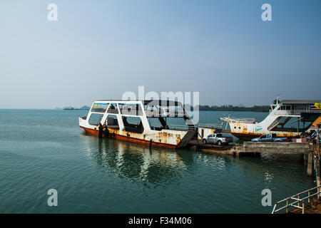 Il Koh Chang dal molo del traghetto e dal traghetto per Koh Chang island in Trat, Thailandia Foto Stock