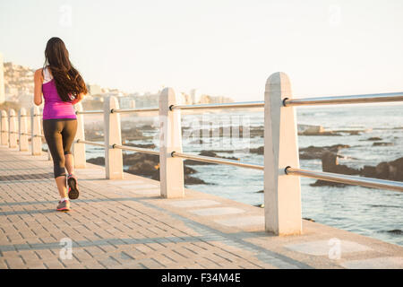 Vista posteriore di montare la donna fare jogging a promenade Foto Stock