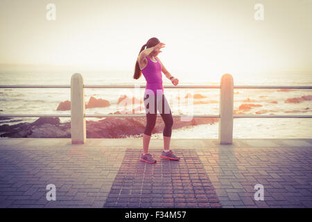 Stanco montare donna controllo smart guarda al promenade Foto Stock