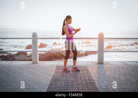Montare donna controllo smart guarda al promenade Foto Stock