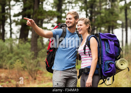 Giovani felici gli escursionisti alla ricerca di distanza Foto Stock