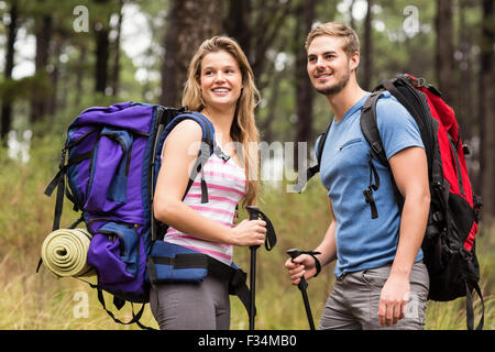 Giovani felici gli escursionisti alla ricerca di distanza Foto Stock