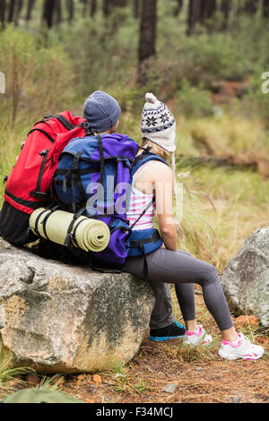Vista posteriore di una giovane felice escursionista giovane Foto Stock