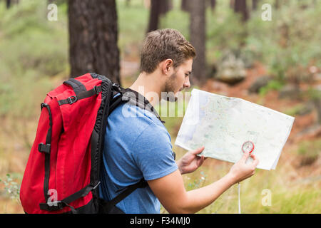 Giovane bello escursionista usando la mappa Foto Stock