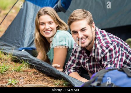 Ritratto di una giovane coppia felice giacente in una tenda Foto Stock