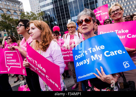 New York, NY 29 Settembre 2015 - Pro Scelta degli avvocati, vestito in rosa, nel rally di Foley Square a sostegno di Planned Parenthood. Il 99 anno di età non a scopo di lucro, fondata da Margaret Sanger per fornire alle donne con il controllo delle nascite è in pericolo di perdere i finanziamenti del governo ©Stacy Rosenstock Walsh/Alamy Foto Stock