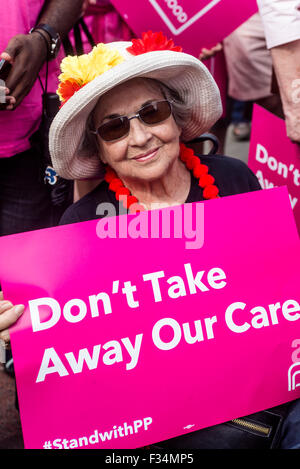 New York, NY 29 Settembre 2015 - Pro Scelta degli avvocati, vestito in rosa, nel rally di Foley Square a sostegno di Planned Parenthood. Il 99 anno di età non a scopo di lucro, fondata da Margaret Sanger per fornire alle donne con il controllo delle nascite è in pericolo di perdere i finanziamenti del governo ©Stacy Rosenstock Walsh/Alamy Foto Stock