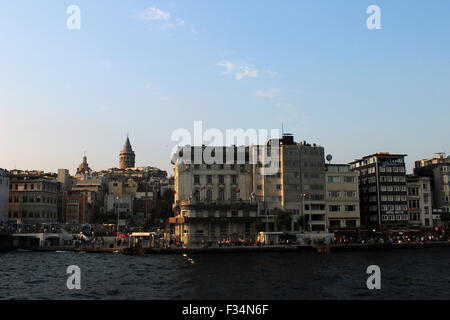 Istanbul, Turchia - 20 Settembre 2015: Istanbul cityscape di quay presso il ponte Galata. Foto Stock