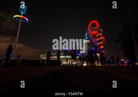 Il primo DEL REGNO UNITO, IL COLOUR RUN notte, che si tiene intorno alla regina Elisabetta Parco Olimpico di Stratford, Londra, Regno Unito 2015. Stadio Olimpico. Notte oscura ora evento Foto Stock