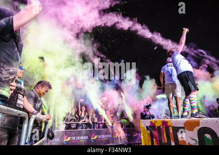 Il primo DEL REGNO UNITO, IL COLOUR RUN notte, che si tiene intorno alla regina Elisabetta Parco Olimpico di Stratford, Londra, Regno Unito 2015. Stadio Olimpico. Notte oscura ora evento Foto Stock