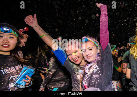 Il primo DEL REGNO UNITO, IL COLOUR RUN notte, che si tiene intorno alla regina Elisabetta Parco Olimpico di Stratford, Londra, Regno Unito 2015. Stadio Olimpico. Notte oscura ora evento Foto Stock