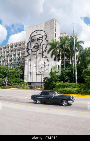 Una vista dalla Piazza della Rivoluzione dell'immagine scolpita di Che Guevara sul ministero dell'interno edificio in Havana Cuba. Foto Stock