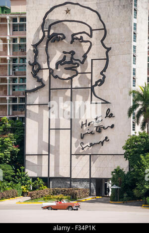 Una vista dalla Piazza della Rivoluzione dell'immagine scolpita di Che Guevara sul ministero dell'interno edificio in Havana Cuba. Foto Stock