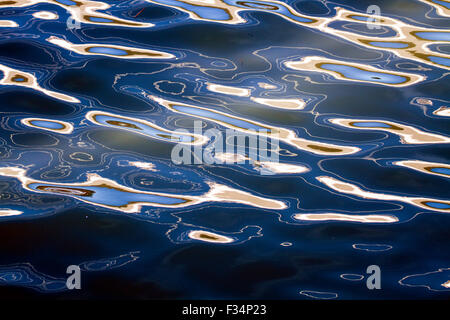 Olio combustibile spandere acqua inquinamento come texture e lo sfondo Foto Stock