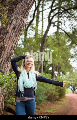 Piuttosto hitchhiker sticking pollice fuori Foto Stock