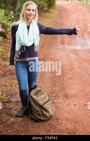 Piuttosto hitchhiker sticking pollice fuori Foto Stock